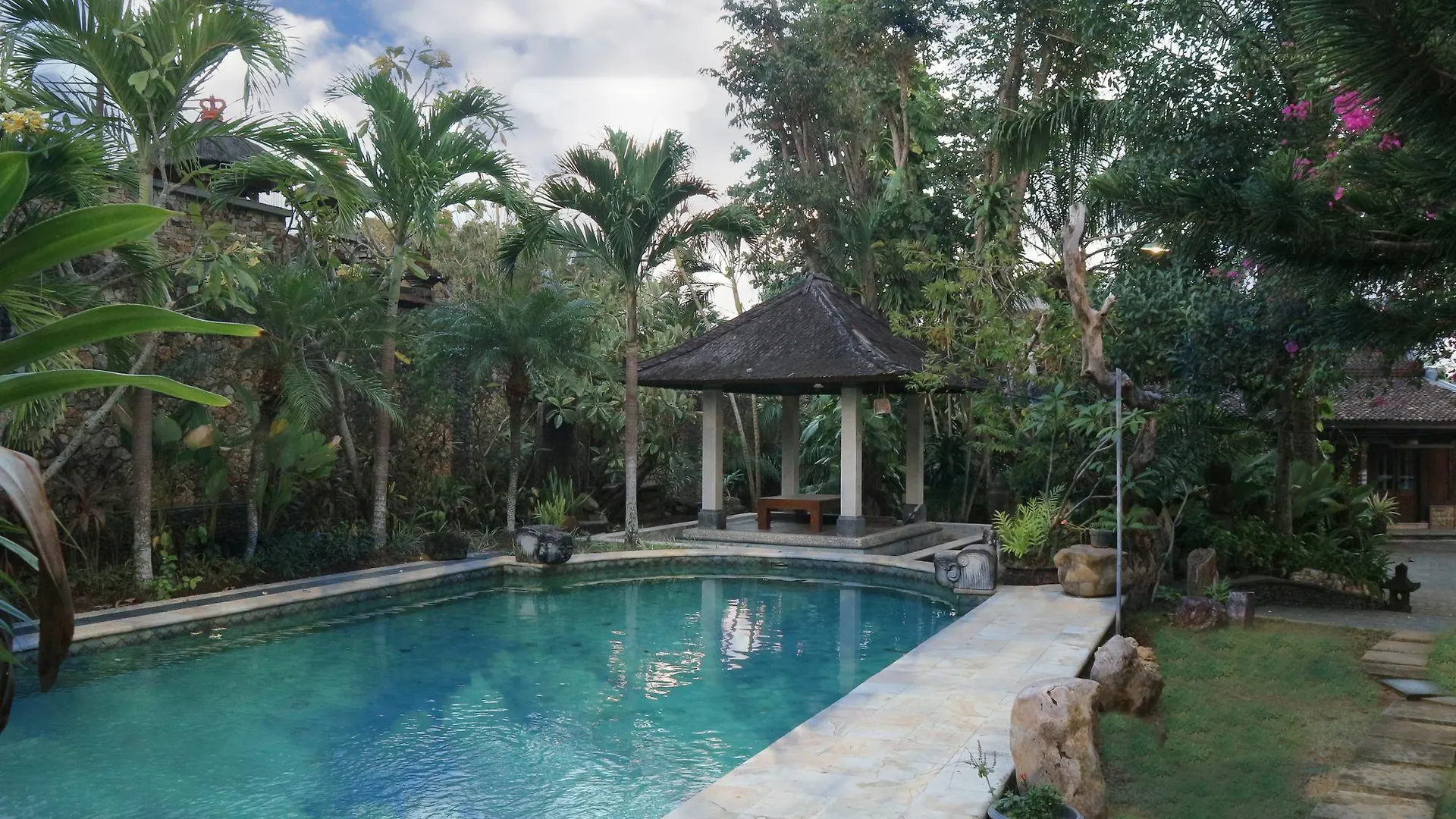 Rumah Hoo Guest House contacts